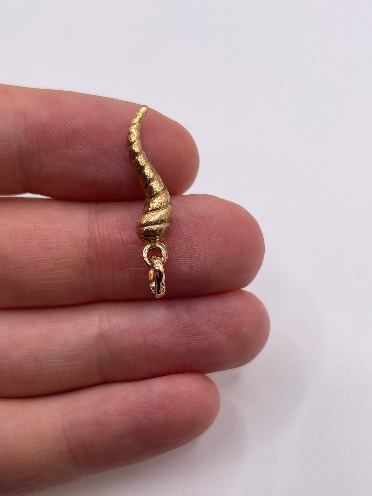 9ct gold horn of plenty pendant