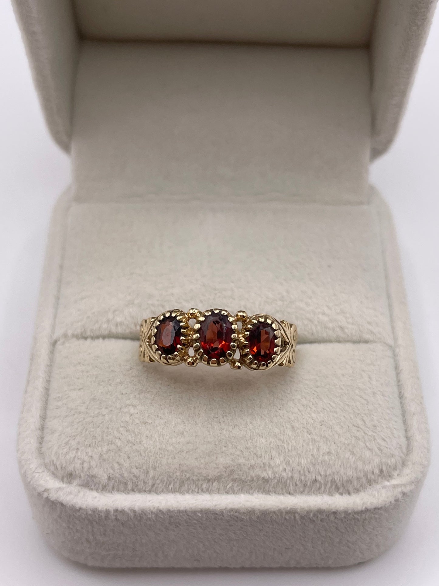 9ct gold garnet ring