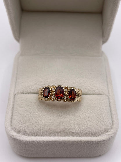 9ct gold garnet ring