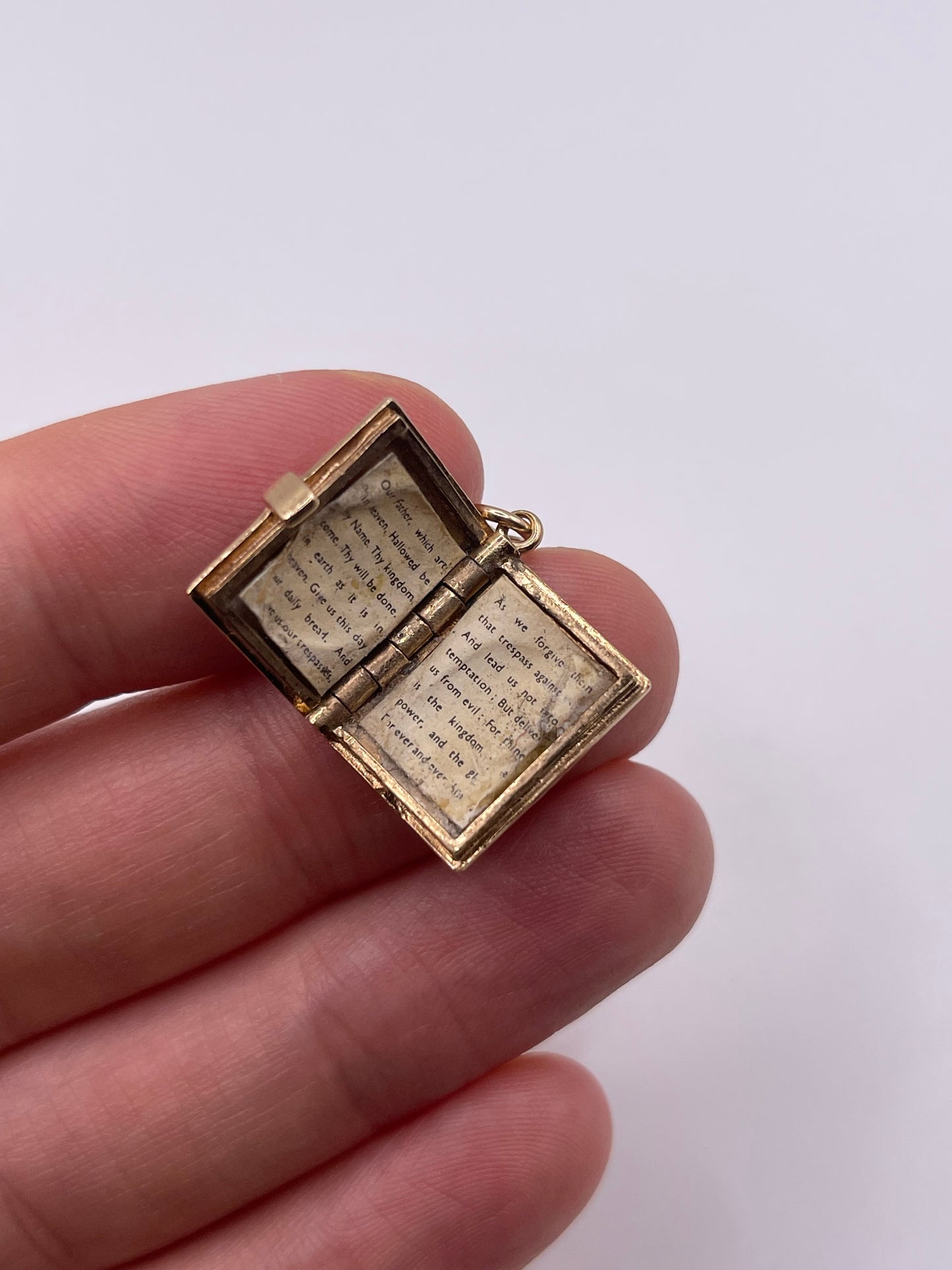 9ct gold prayer book charm