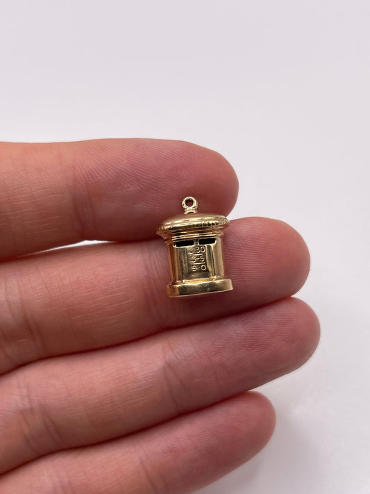 9ct gold postbox charm