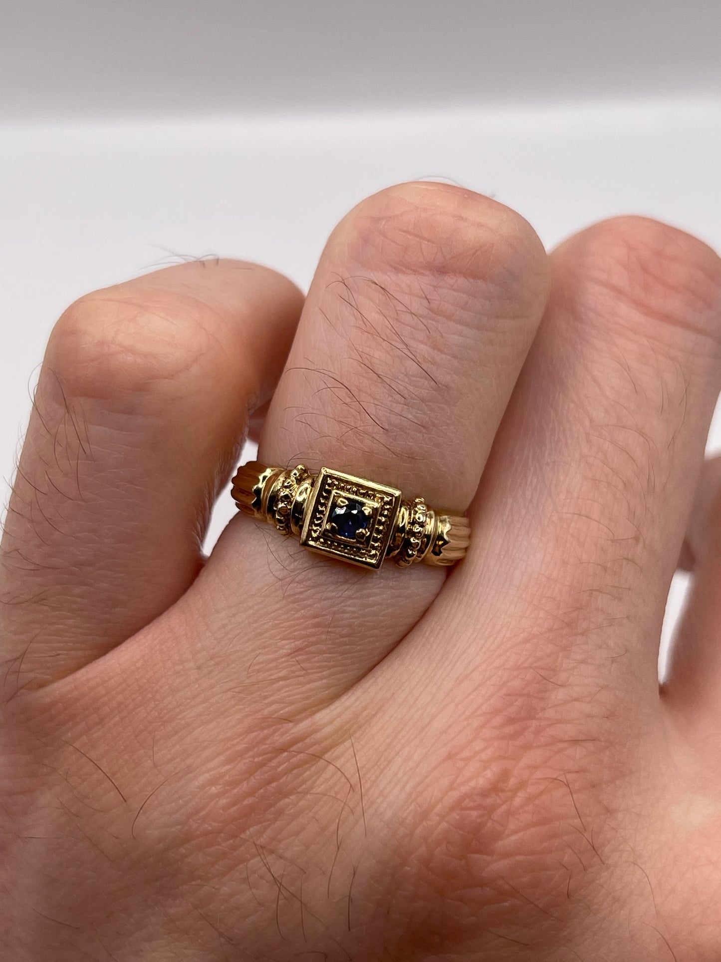 9ct gold sapphire ring