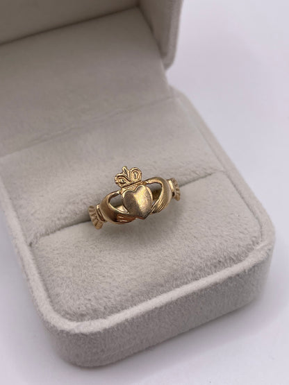 9ct gold claddagh ring