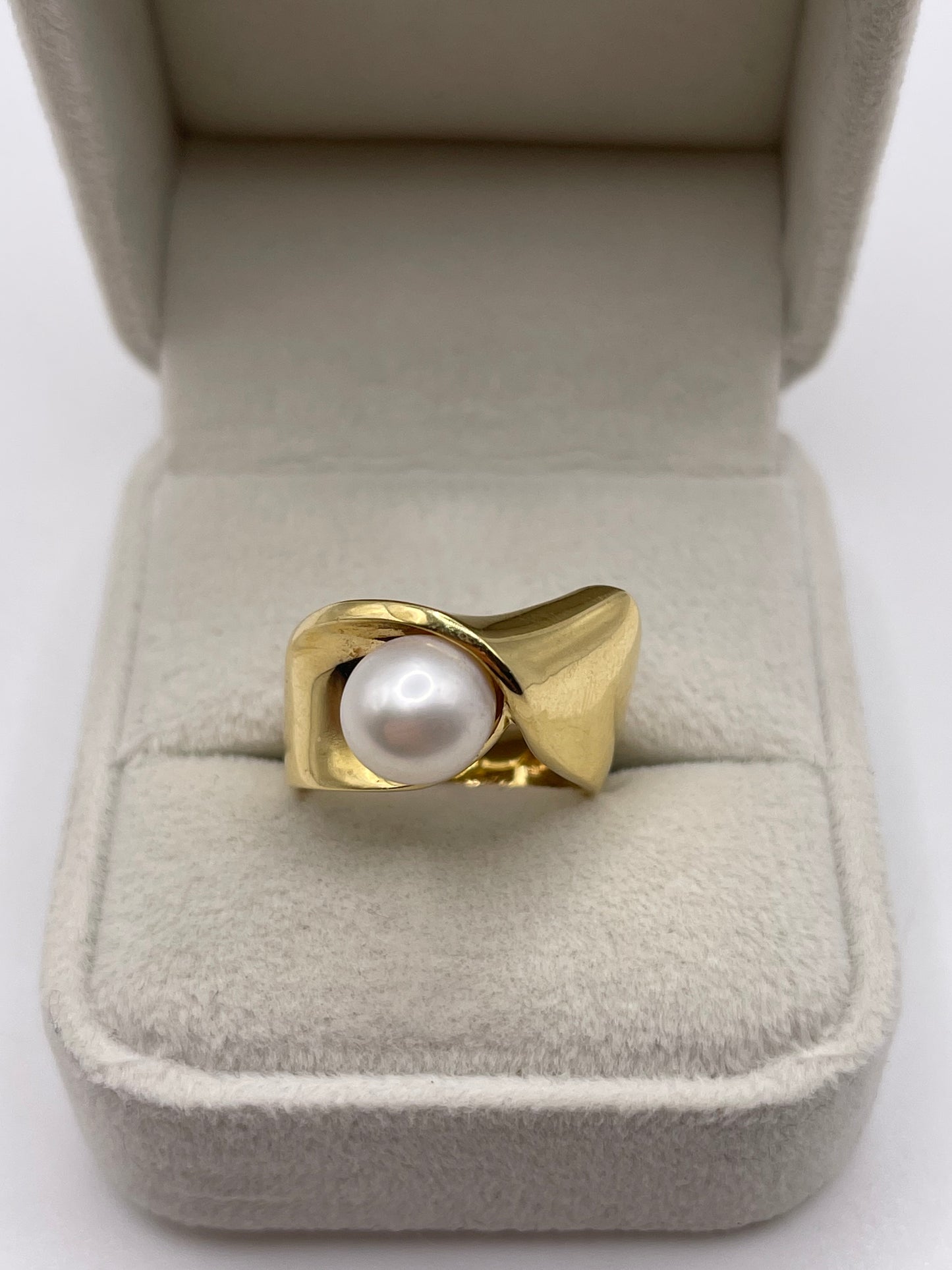 Heavy 18ct gold pearl ring
