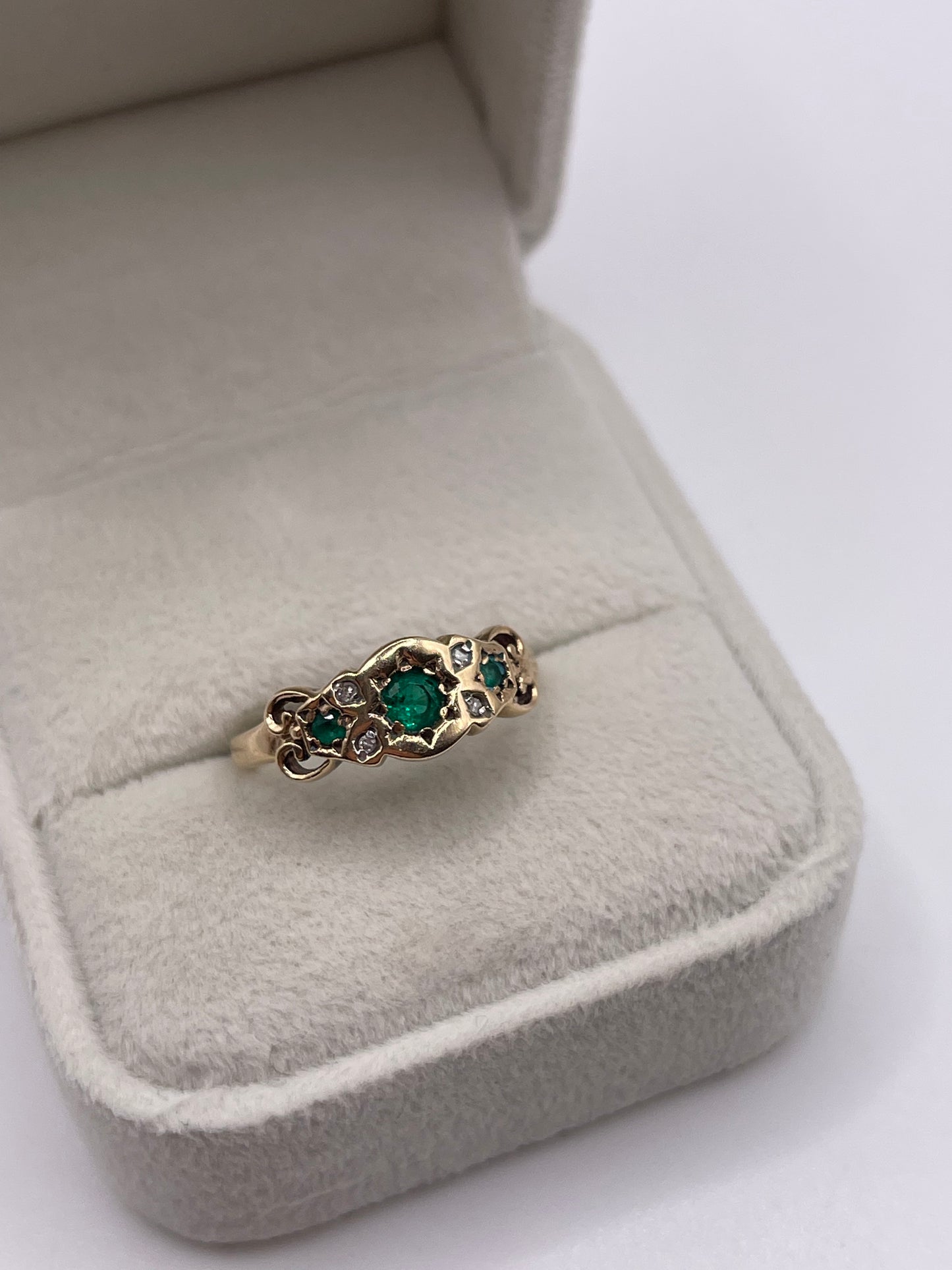 9ct gold green agate and diamond ring