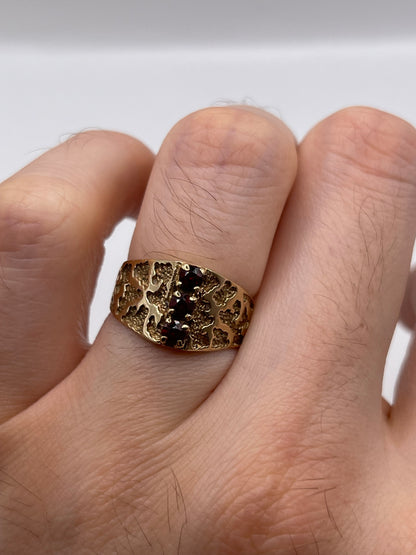 9ct gold garnet ring