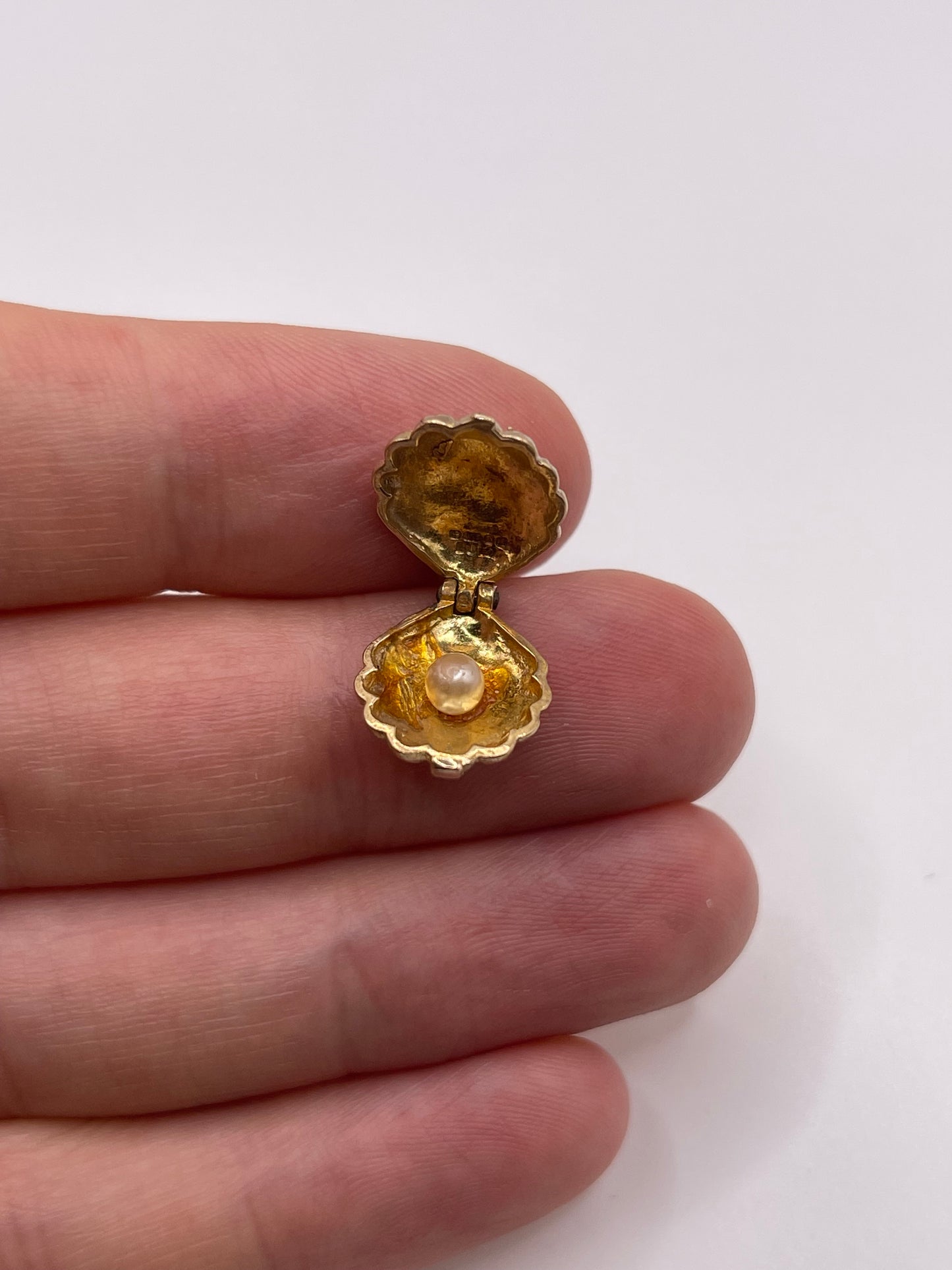 9ct gold pearl clam charm