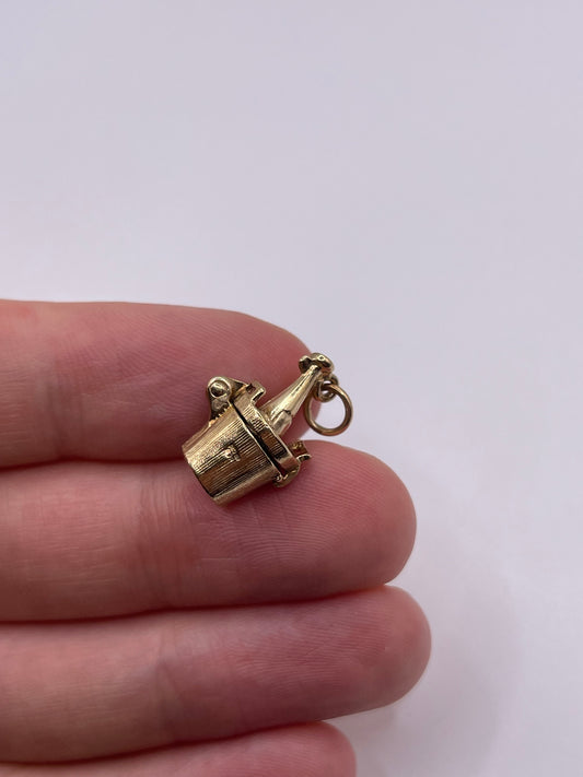 9ct gold champagne charm