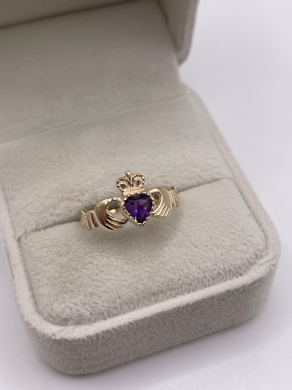 9ct gold amethyst claddagh ring