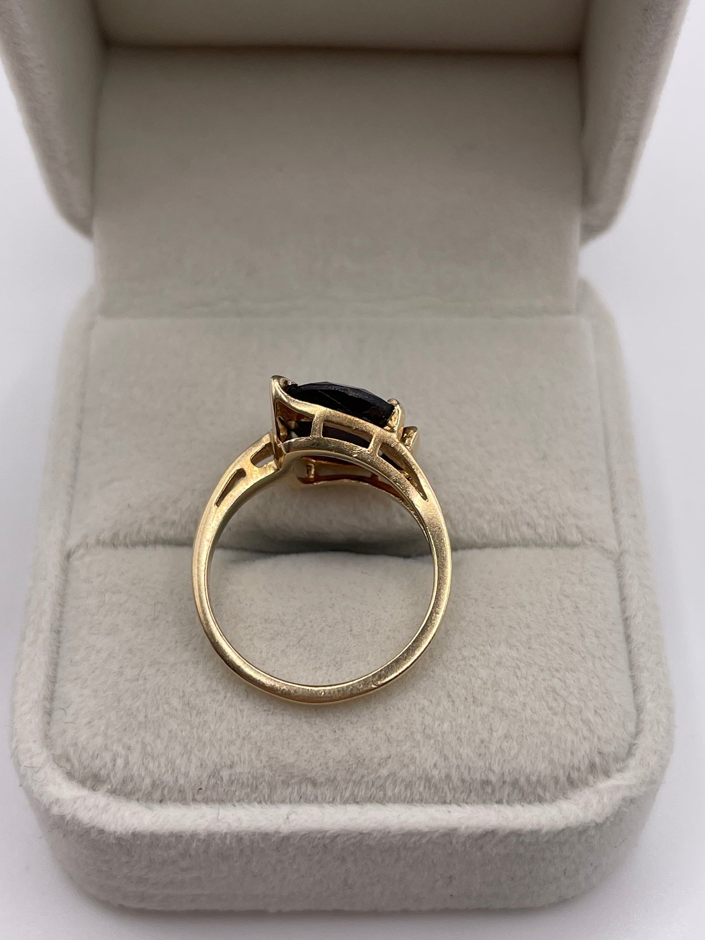 14ct gold garnet ring