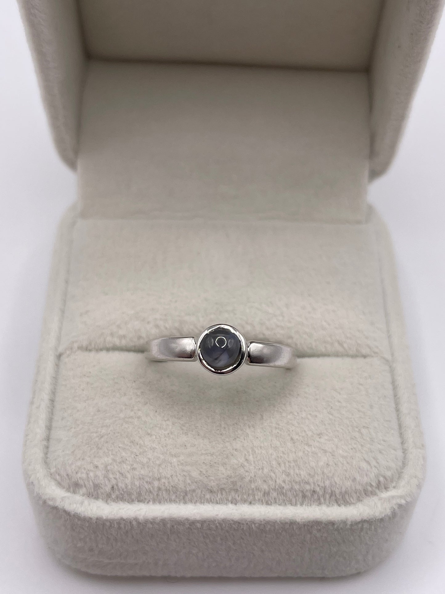 9ct white gold star sapphire ring