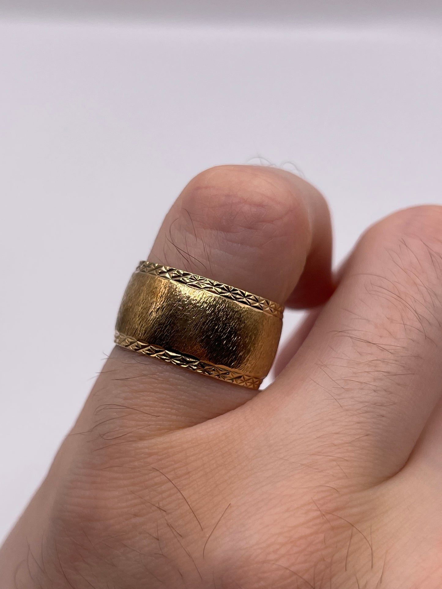 9ct gold patterned band