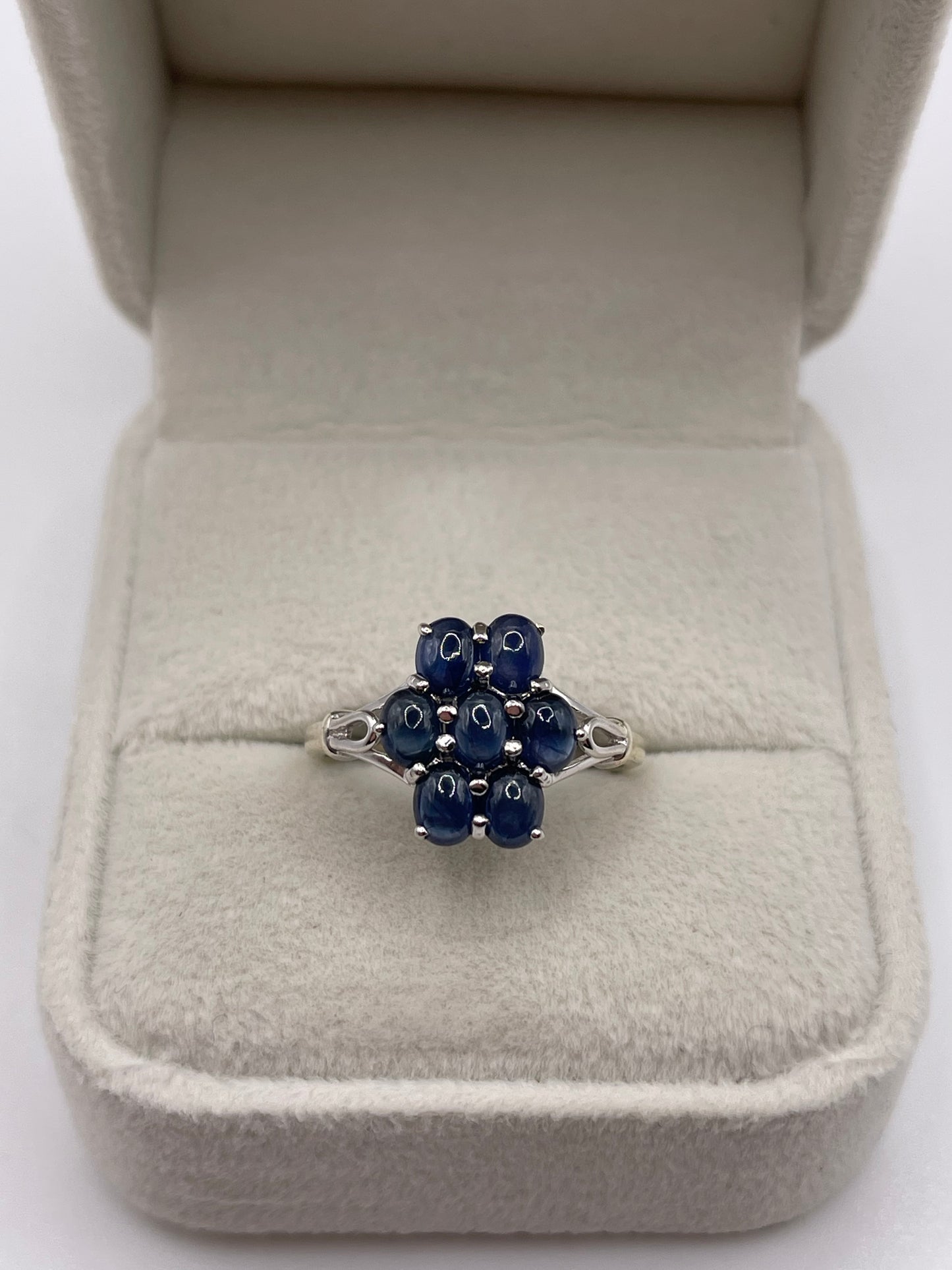 9ct white gold cabochon sapphire ring