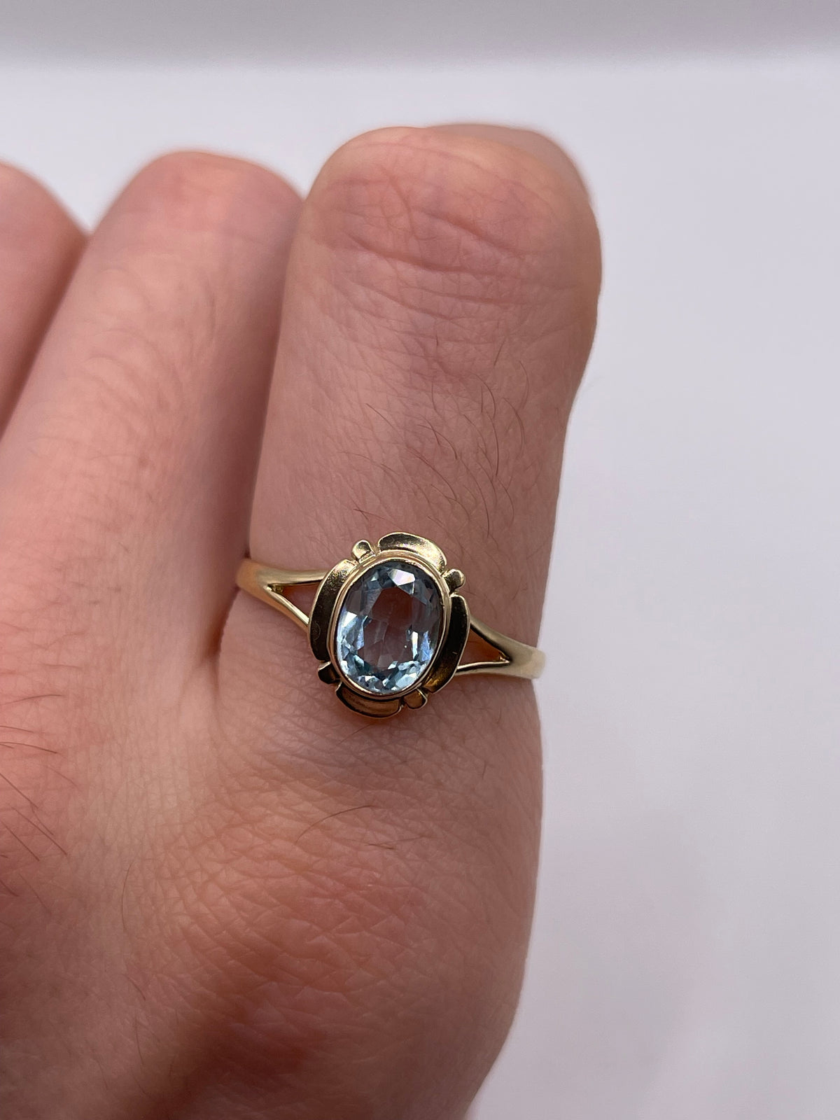 9ct gold aquamarine ring