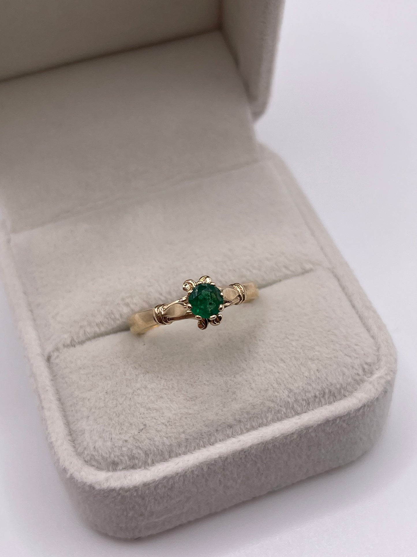 9ct gold emerald ring