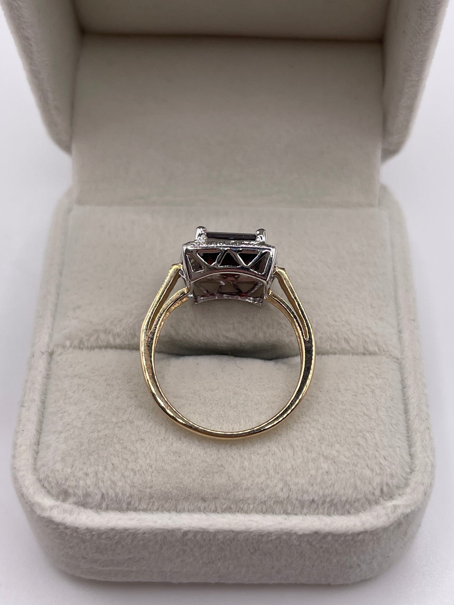 9ct gold garnet and diamond ring