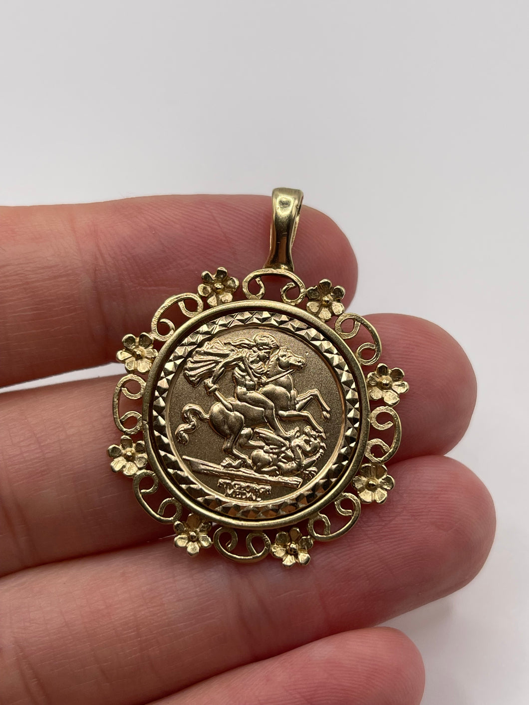 9ct gold St George’s medallion pendant