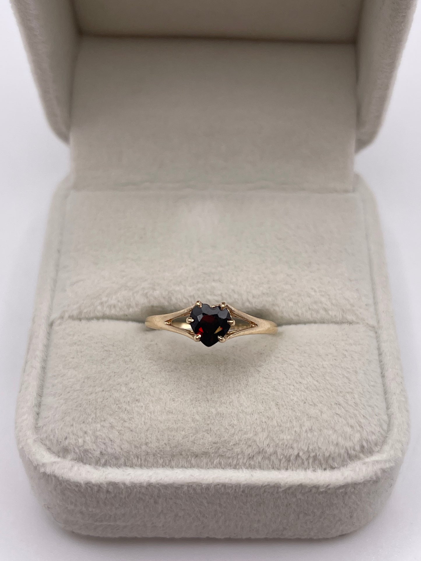 9ct gold garnet heart ring