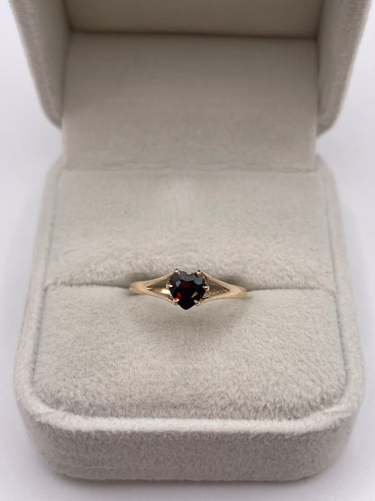 9ct gold garnet heart ring