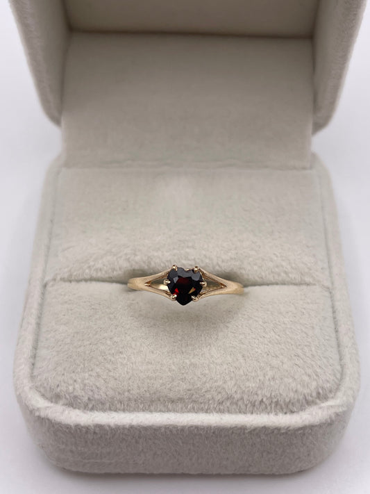 9ct gold garnet heart ring
