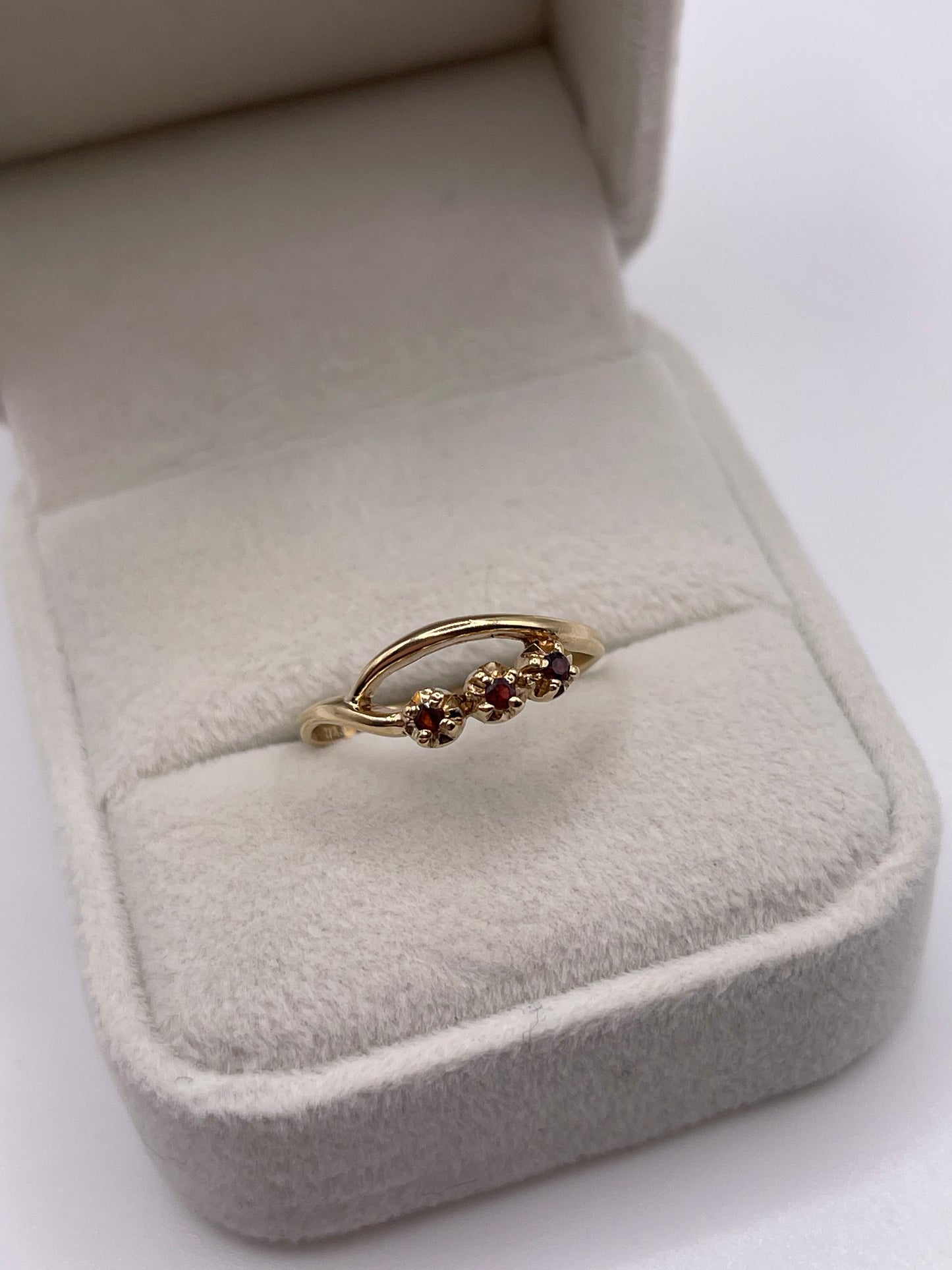 9ct gold garnet ring