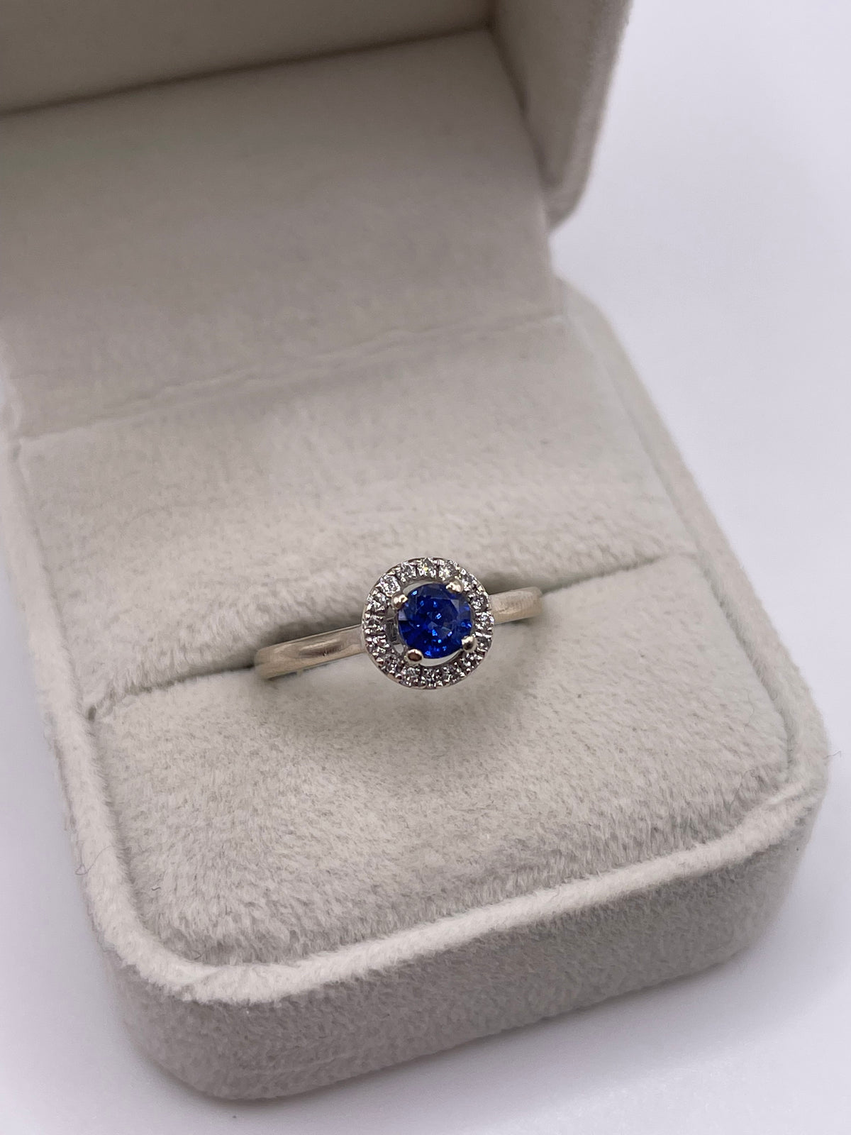 18ct white gold sapphire and diamond ring