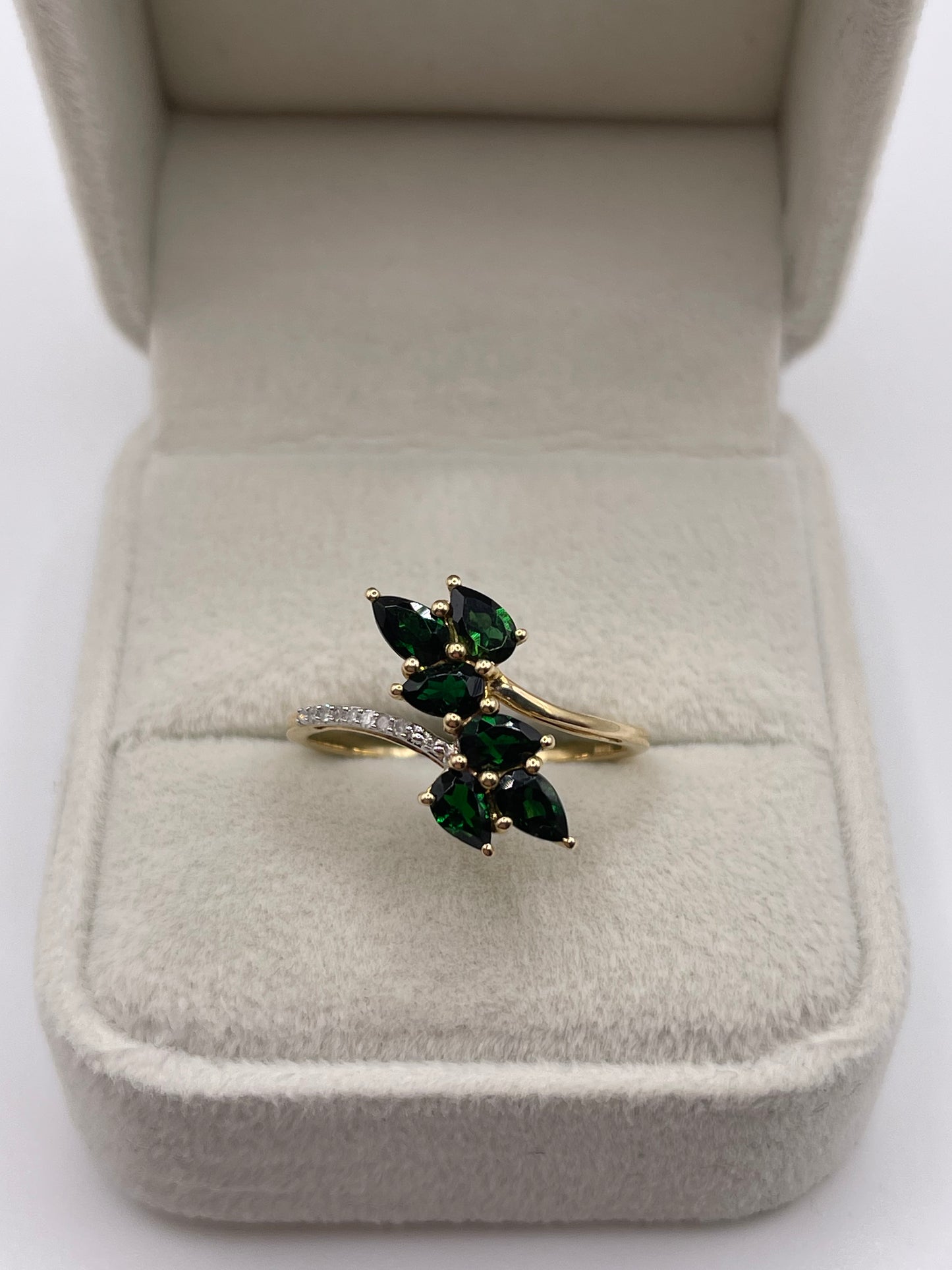 9ct gold diopside and diamond ring