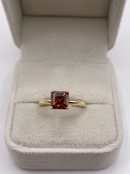 9ct gold red zircon ring