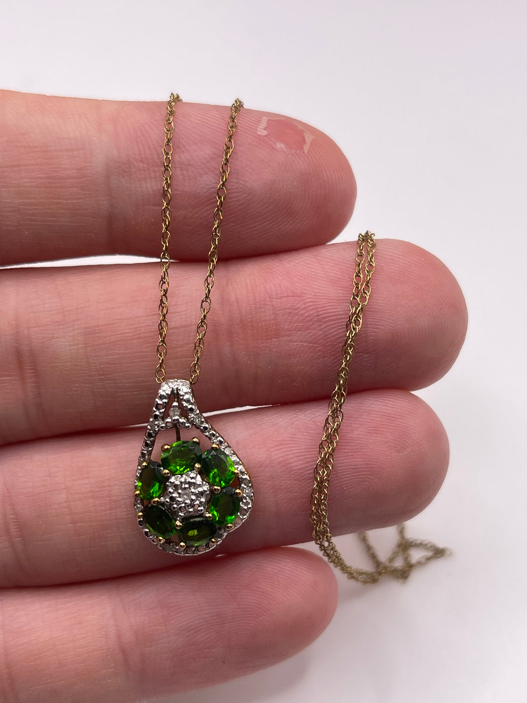 9ct gold diopside and diamond necklace