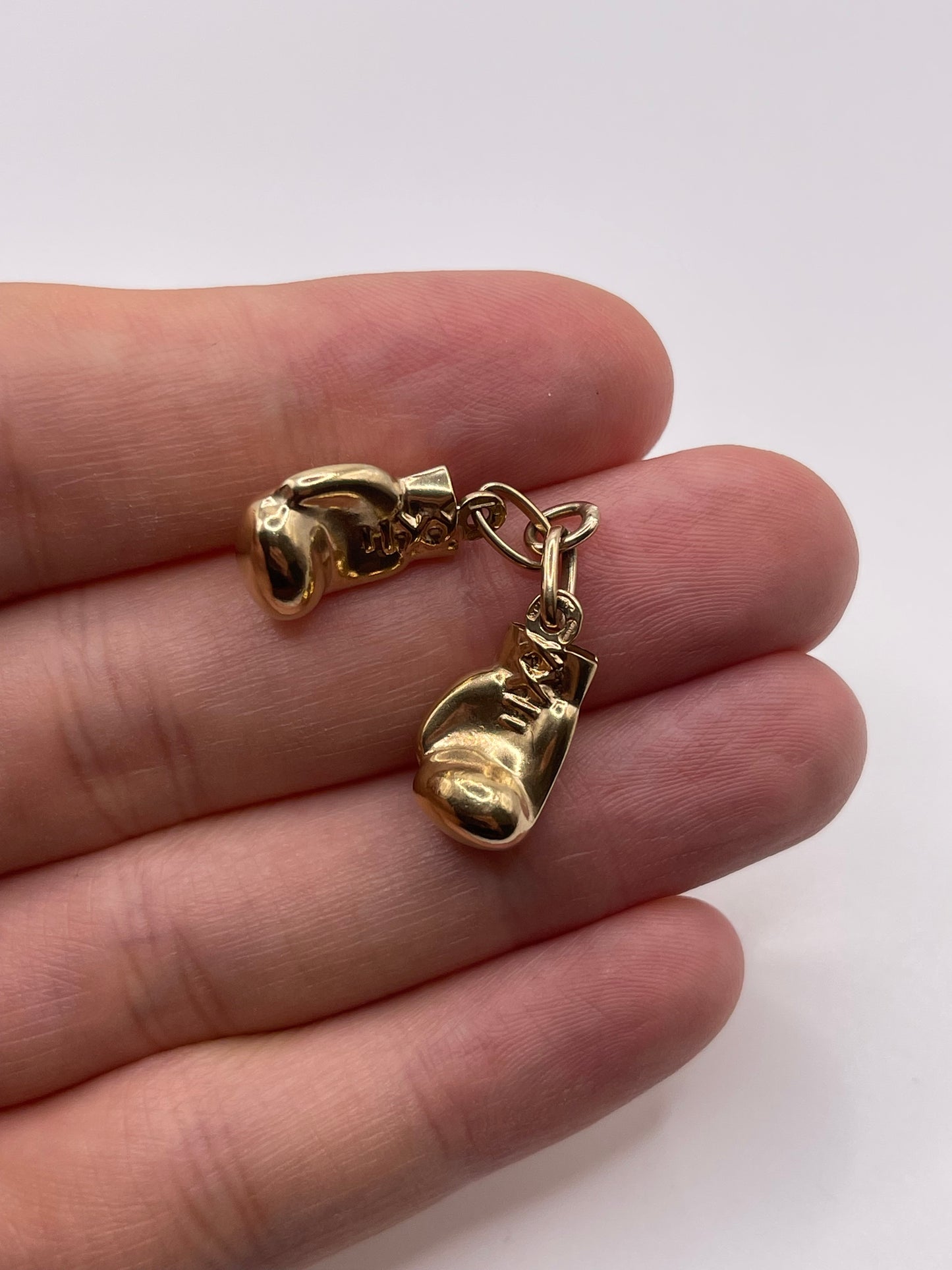 9ct gold boxing glove pendant