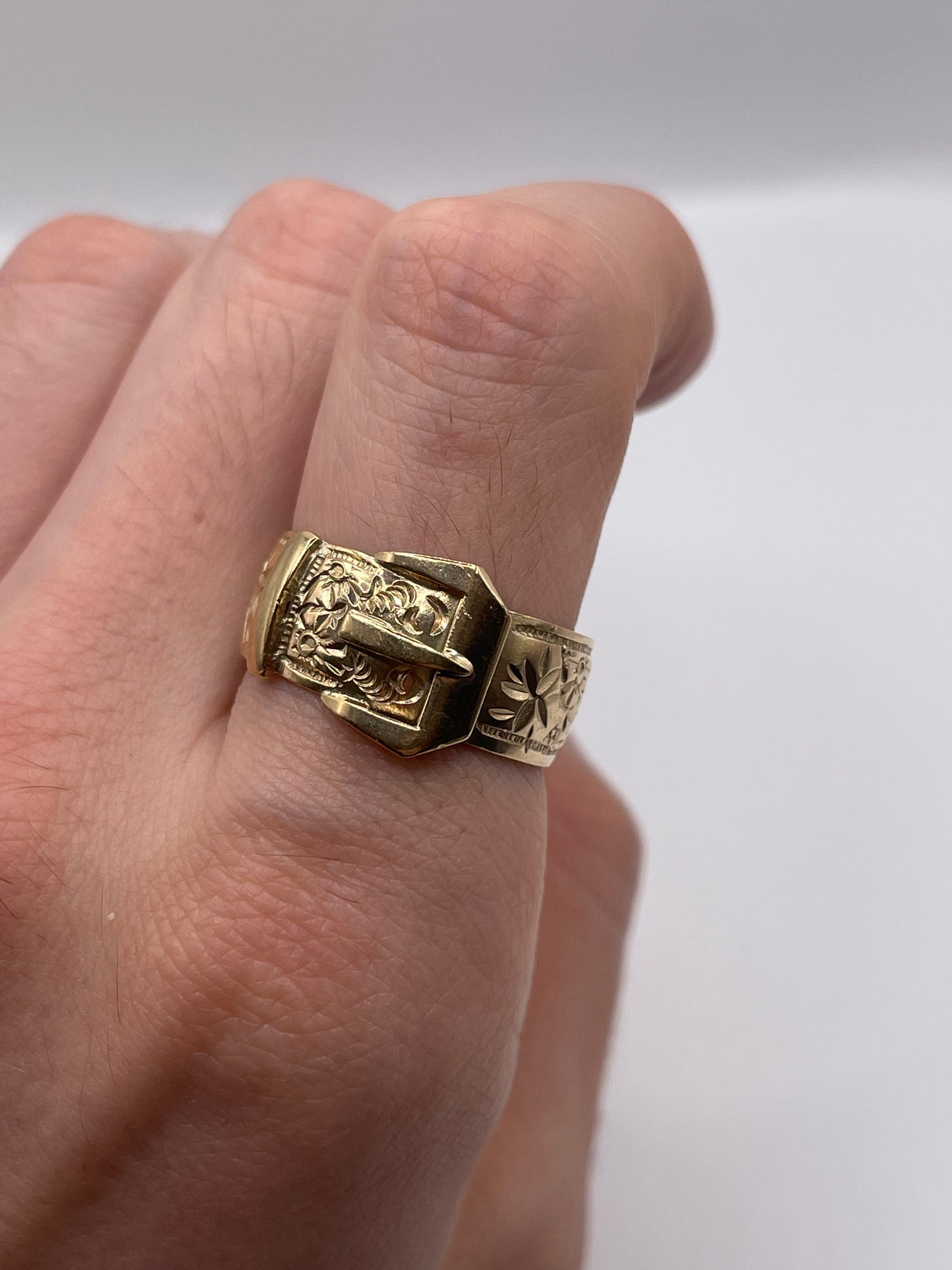 Heavy 9ct gold patterned buckle ring