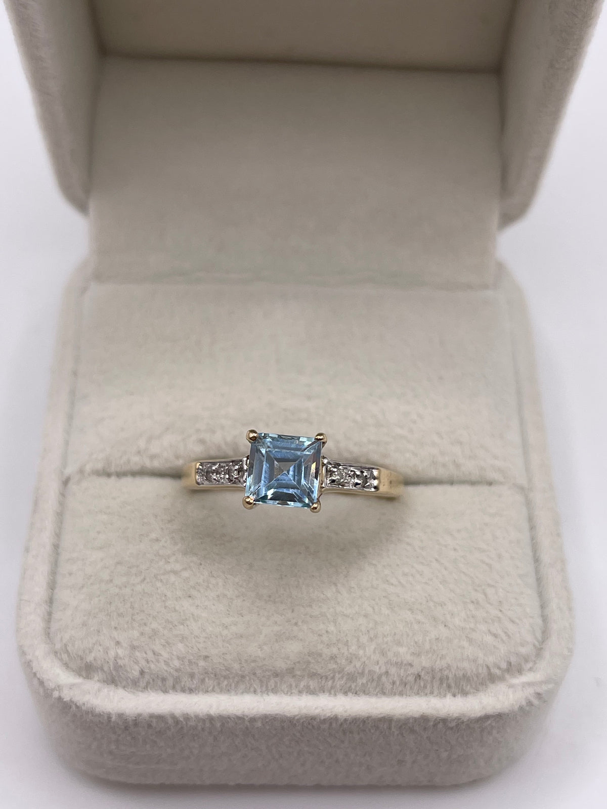 9ct gold aquamarine and diamond ring