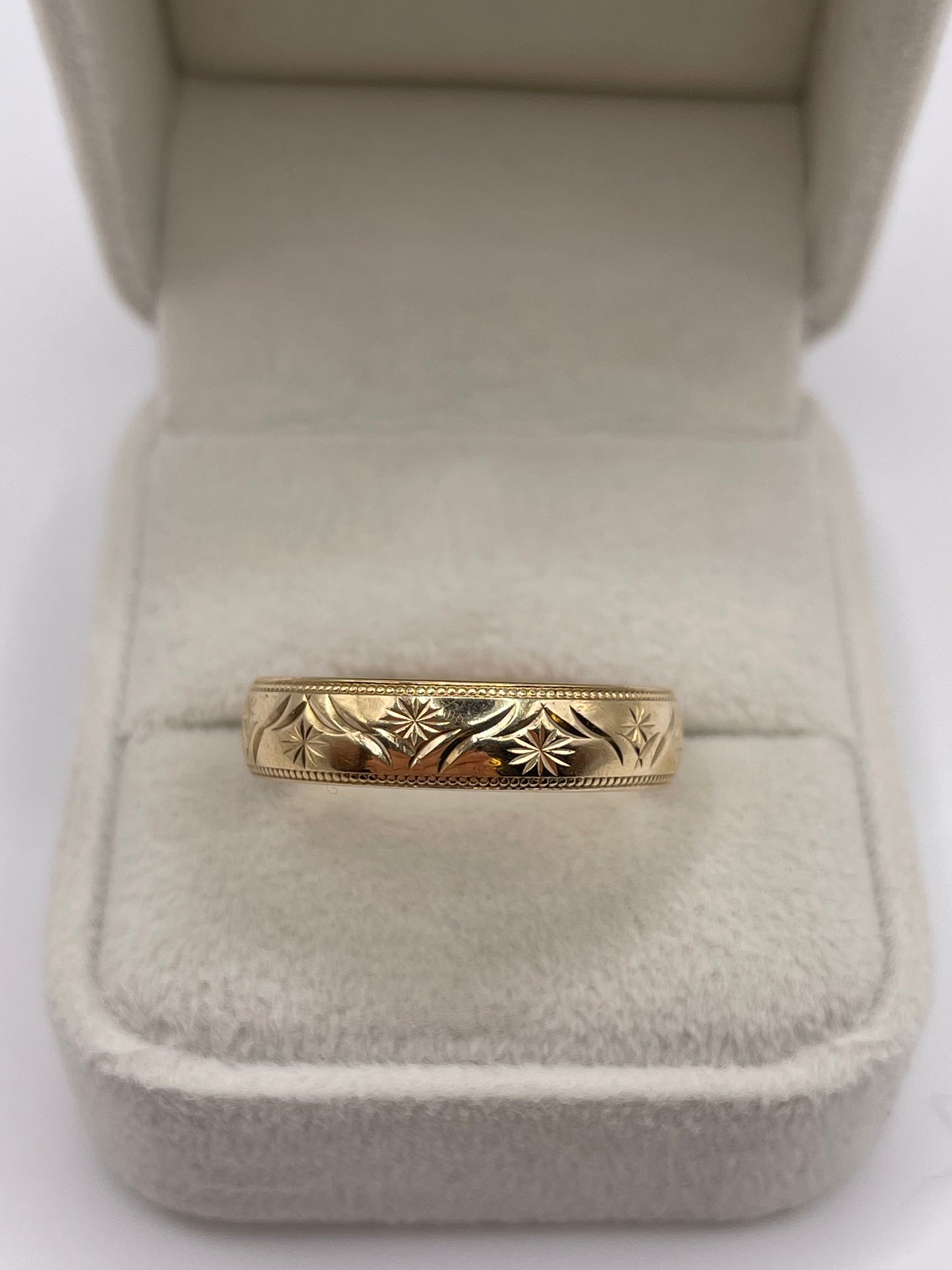 9ct gold patterned band