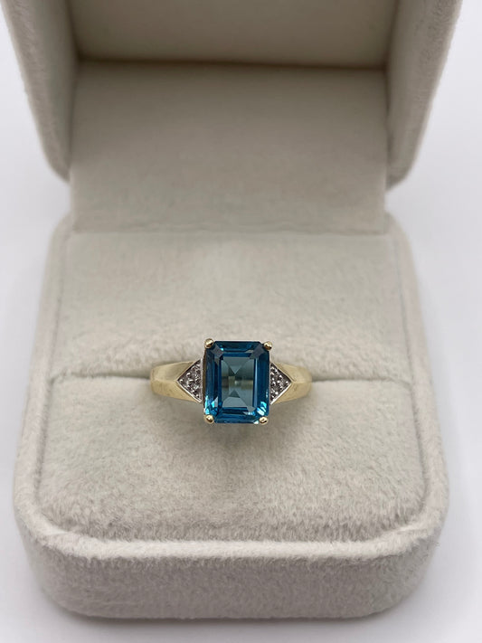 9ct gold topaz and diamond ring