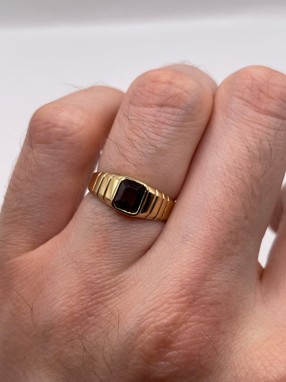 9ct gold garnet ring