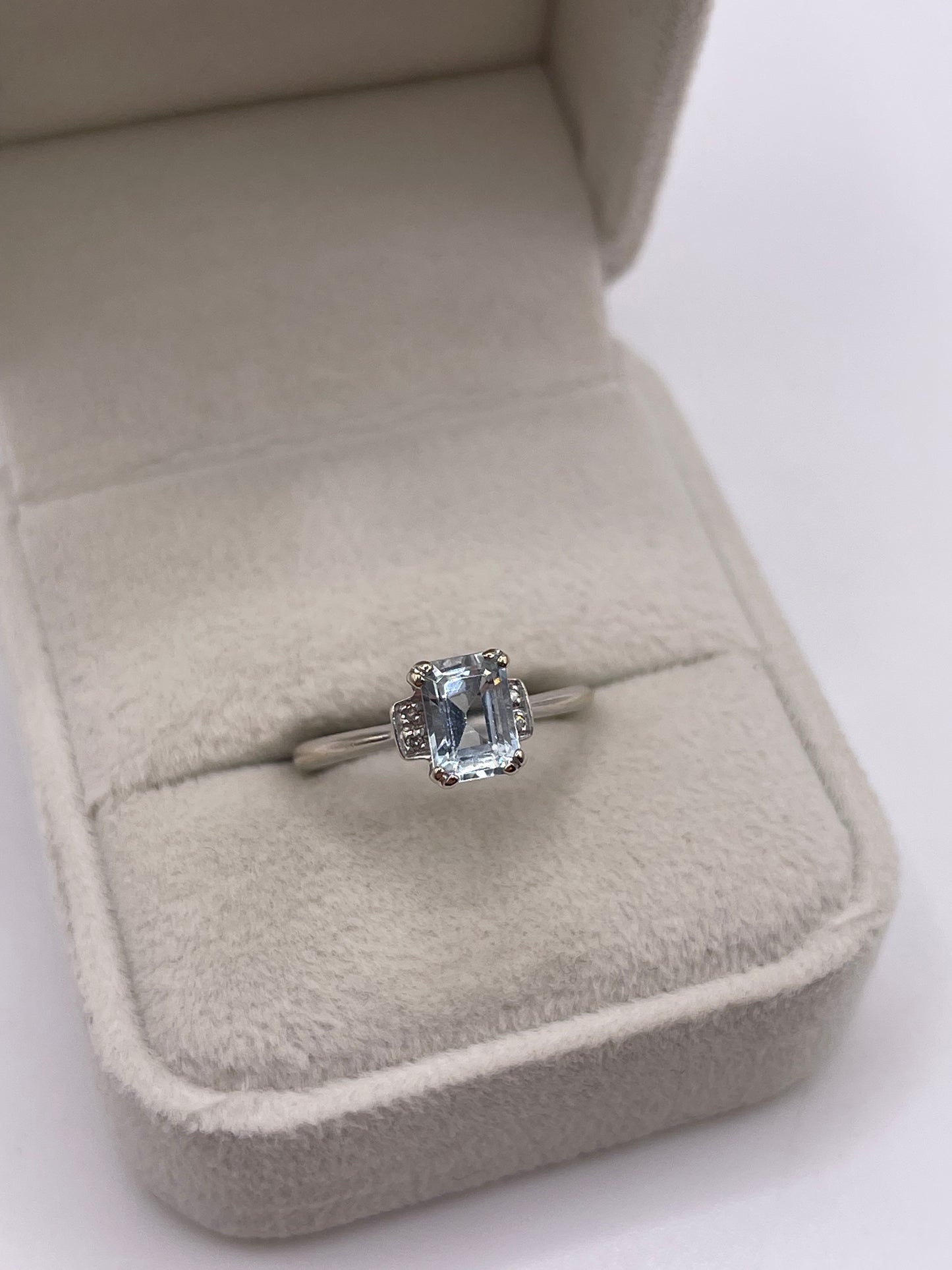9ct white gold aquamarine and diamond ring