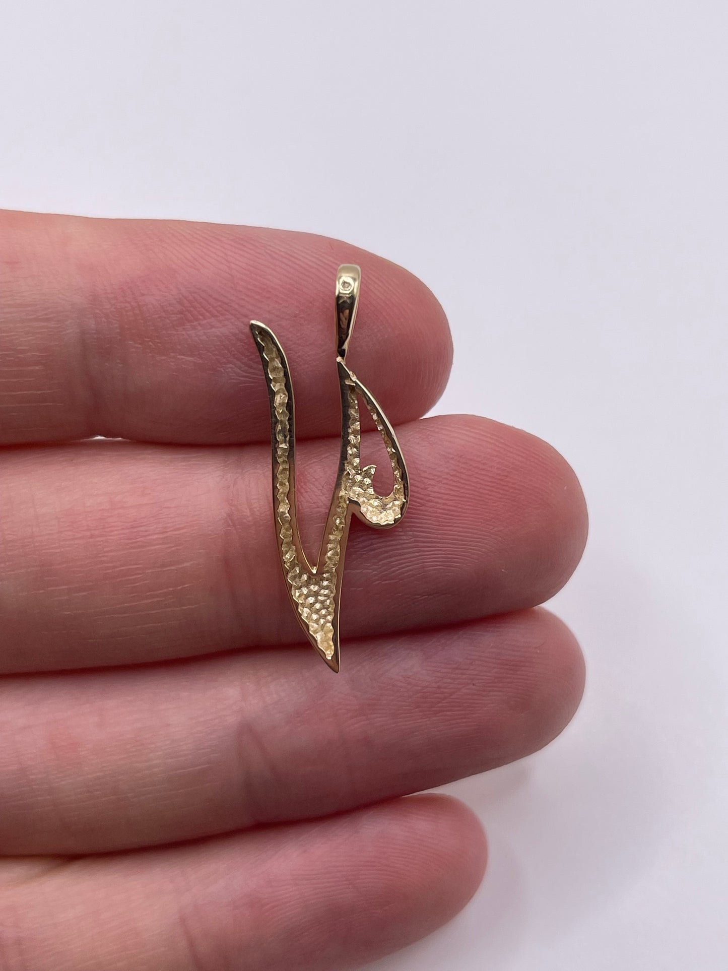 9ct gold initial V pendant