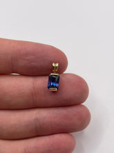 Load image into Gallery viewer, 9ct gold cz pendant

