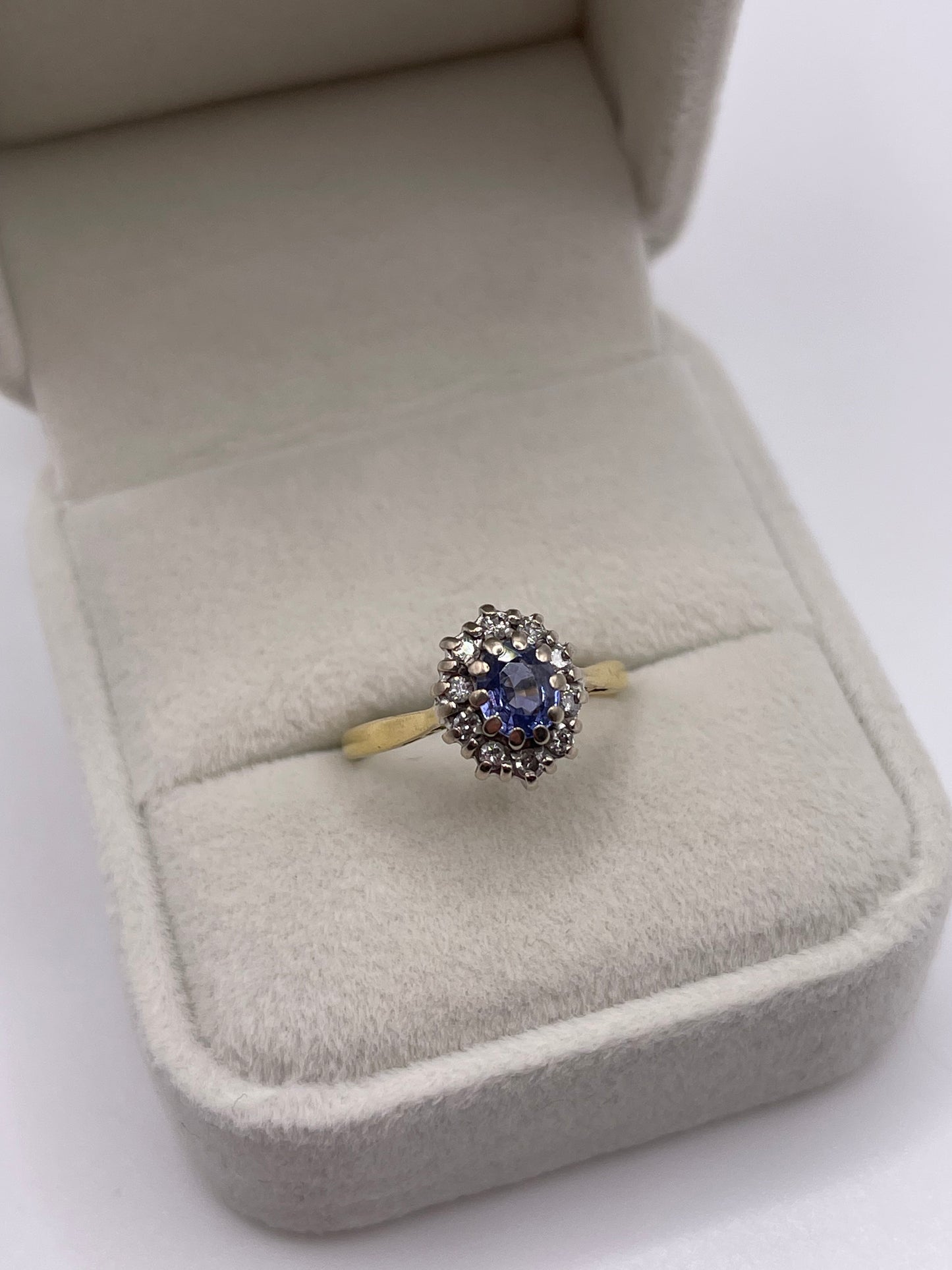 18ct gold sapphire and diamond ring