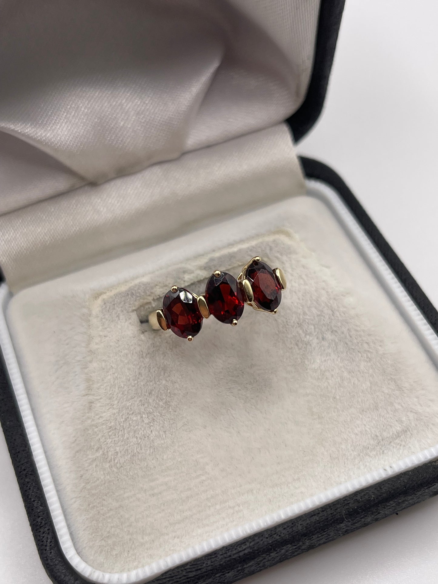 9ct gold garnet ring