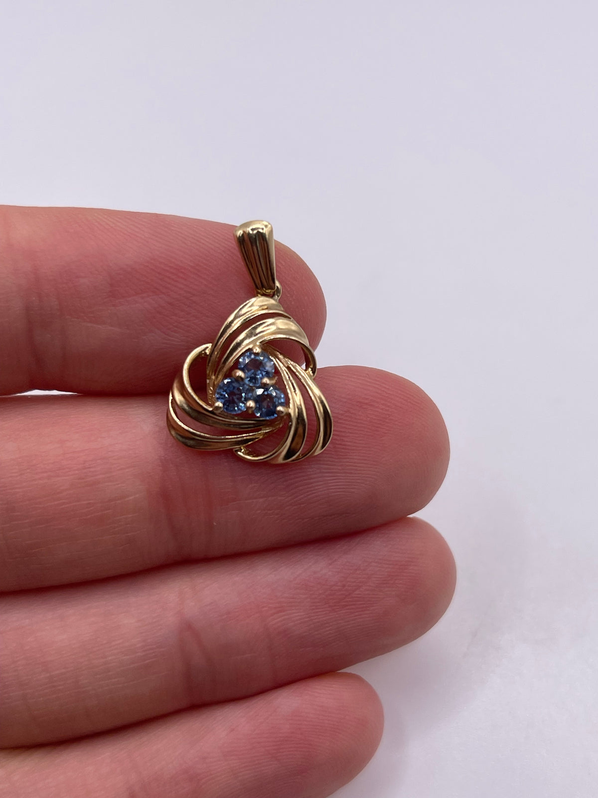 9ct gold sapphire pendant