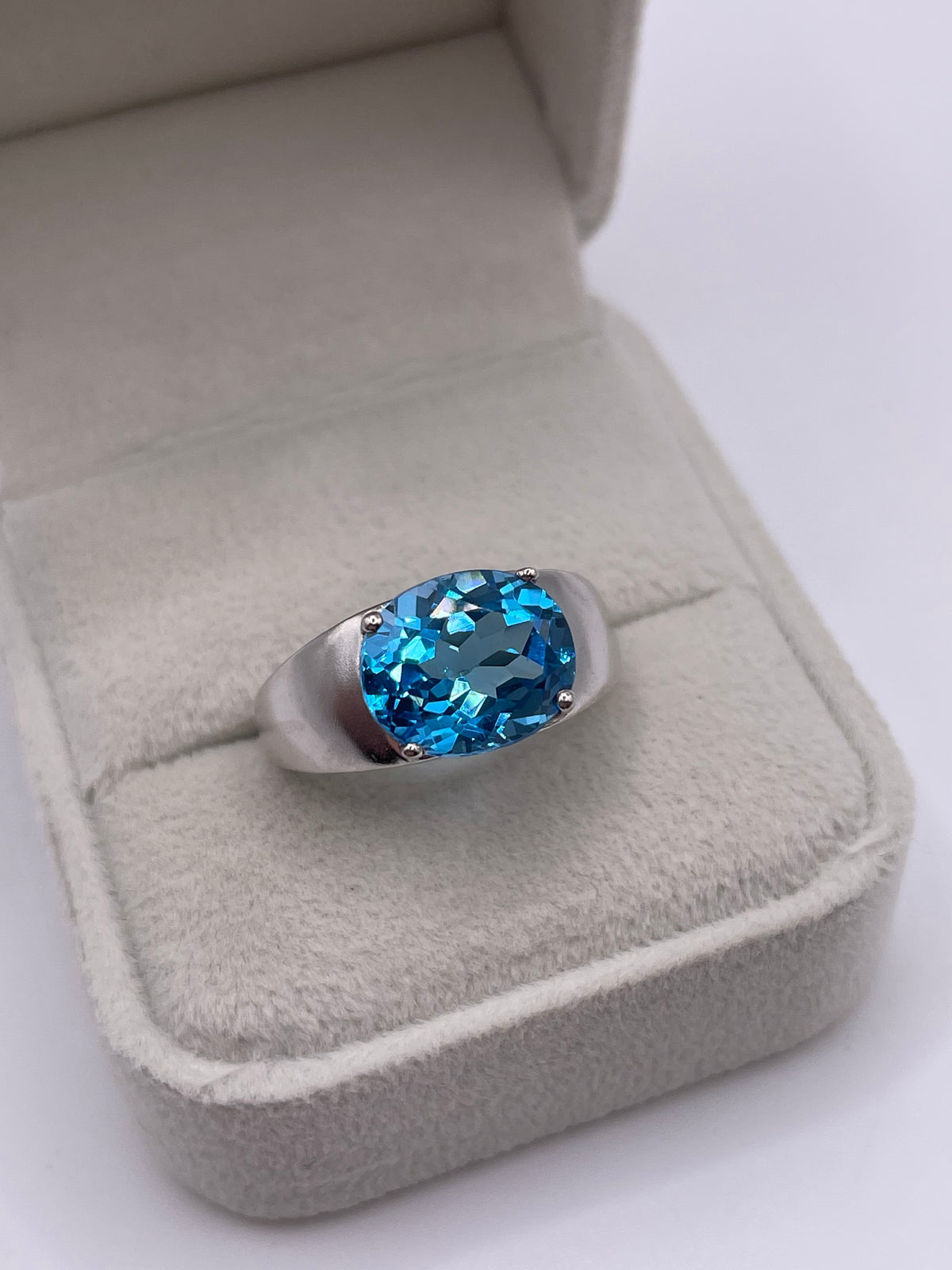9ct white gold blue topaz ring