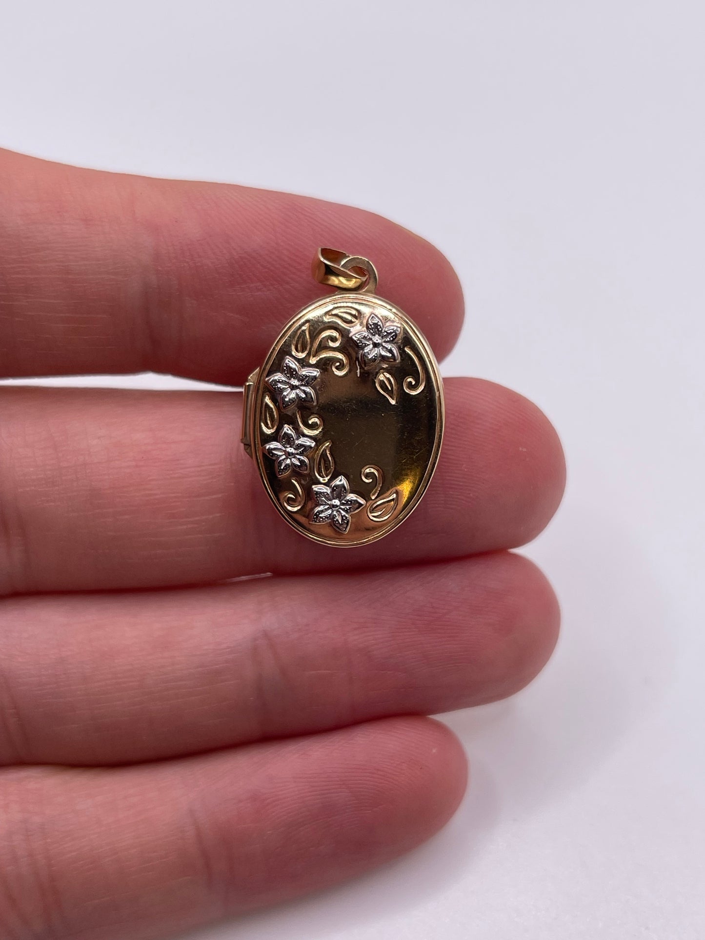 9ct gold locket pendant