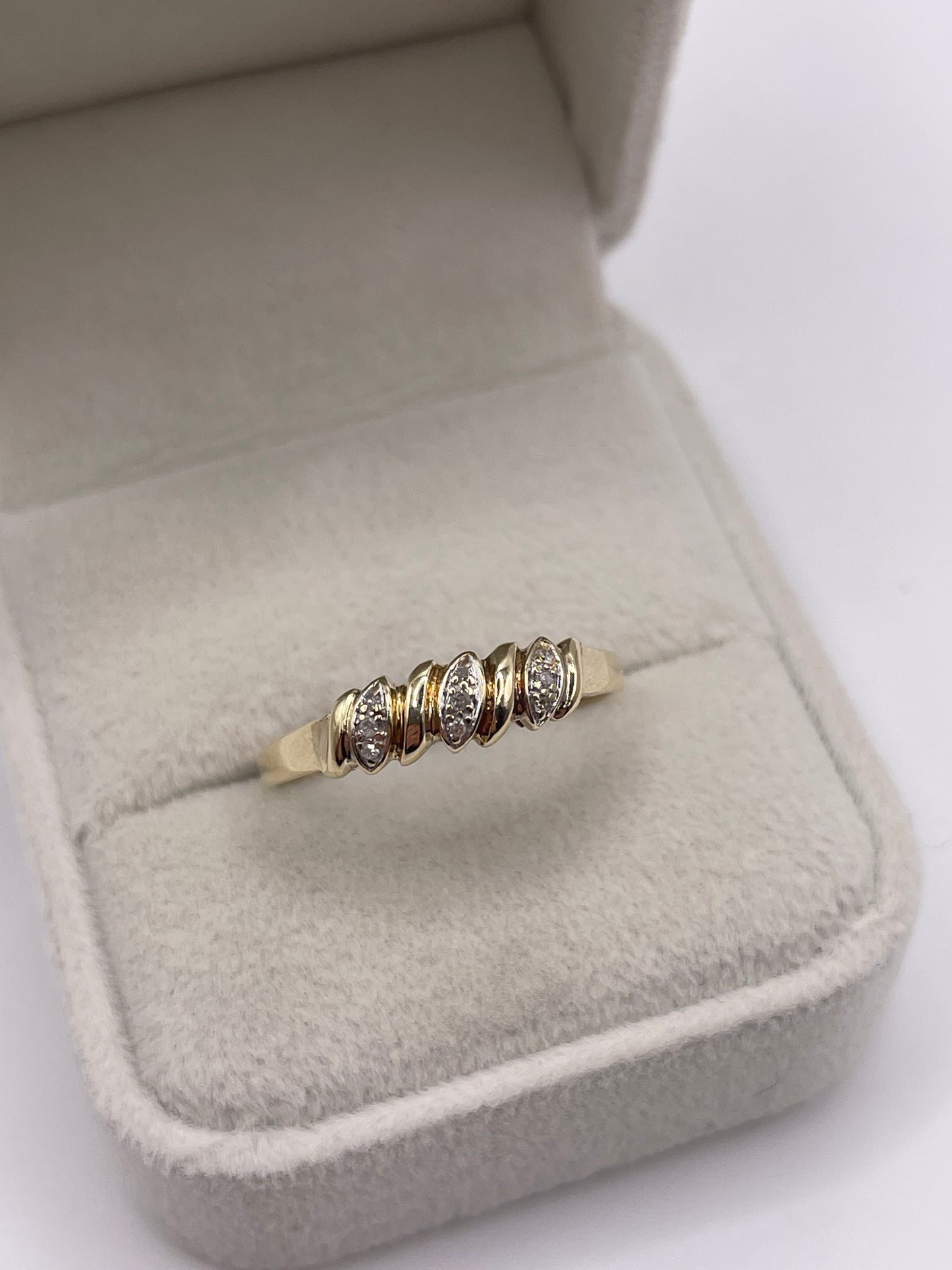 9ct gold diamond ring