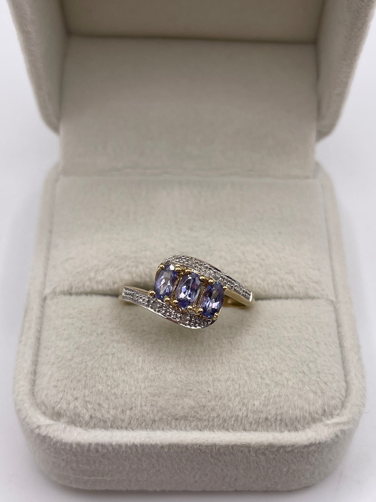 9ct gold tanzanite and diamond ring