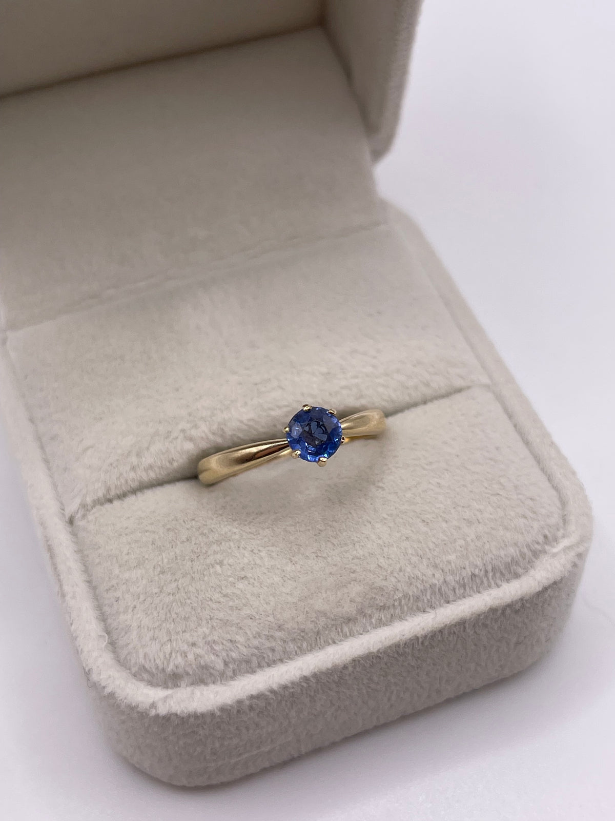 9ct gold sapphire ring