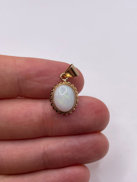 9ct gold opal pendant