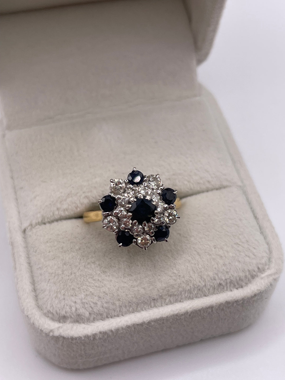 18ct gold sapphire and diamond cluster ring