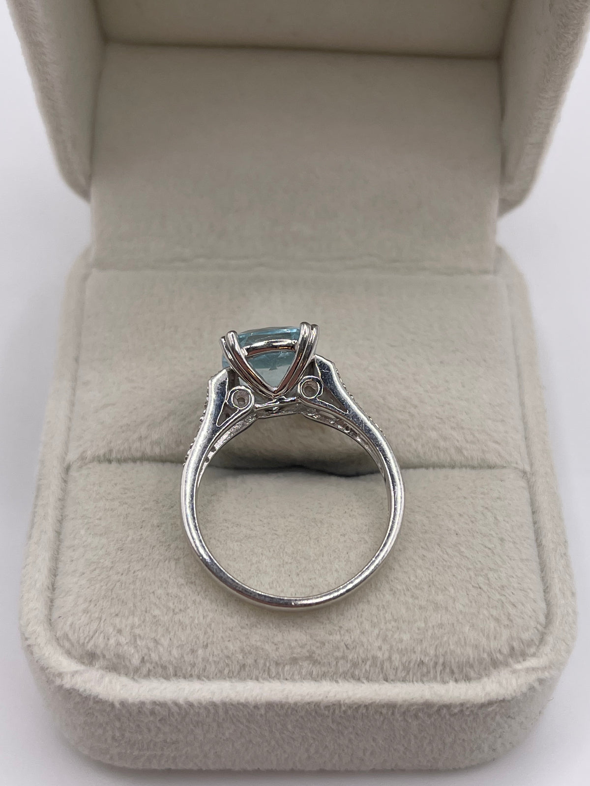 9ct white gold aquamarine and diamond ring