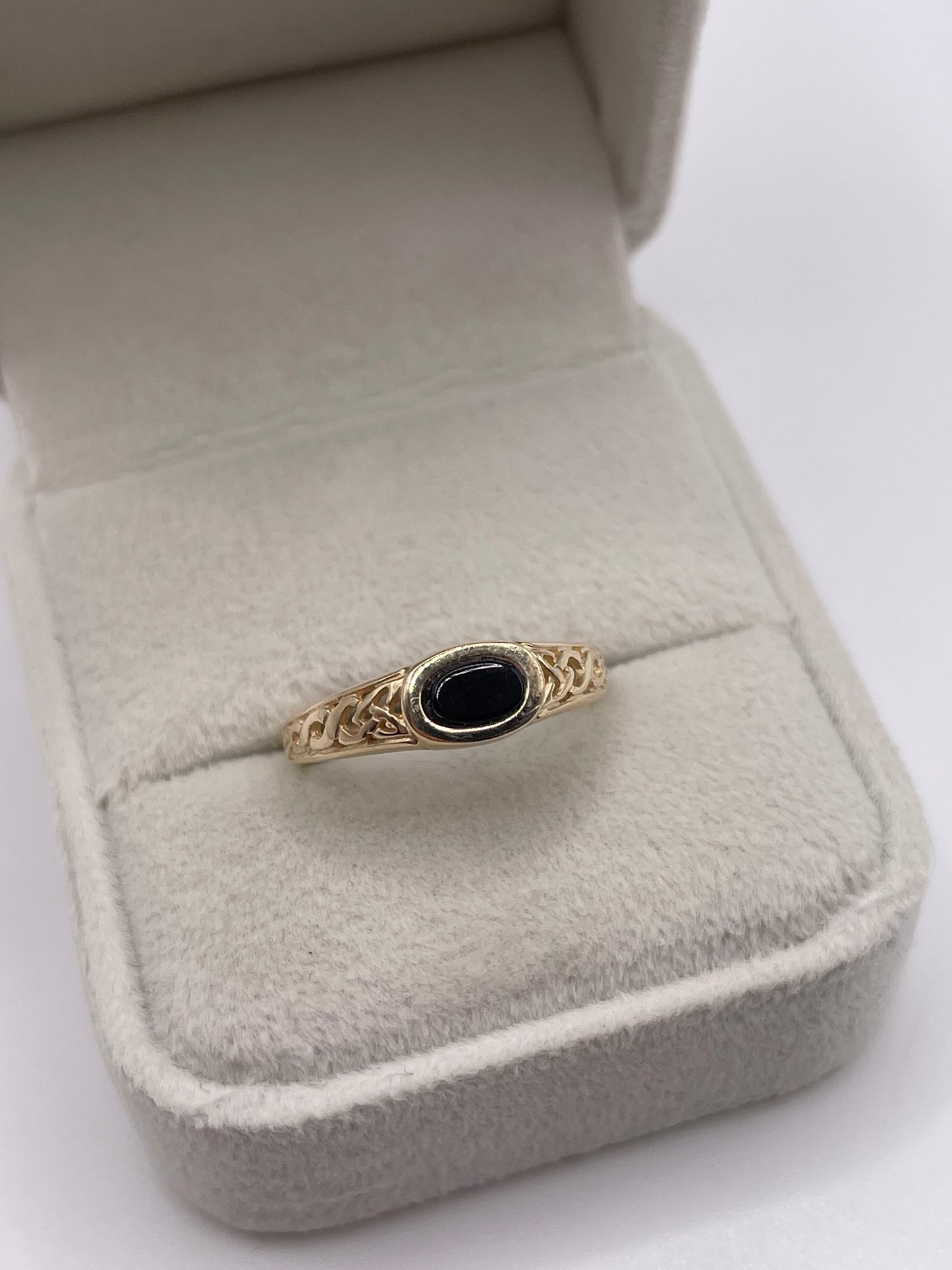 9ct gold onyx ring